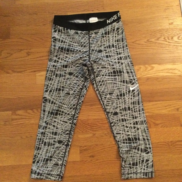 Nike Pants - Nike - Drifit Nike Pro Capri Leggings. Size M
